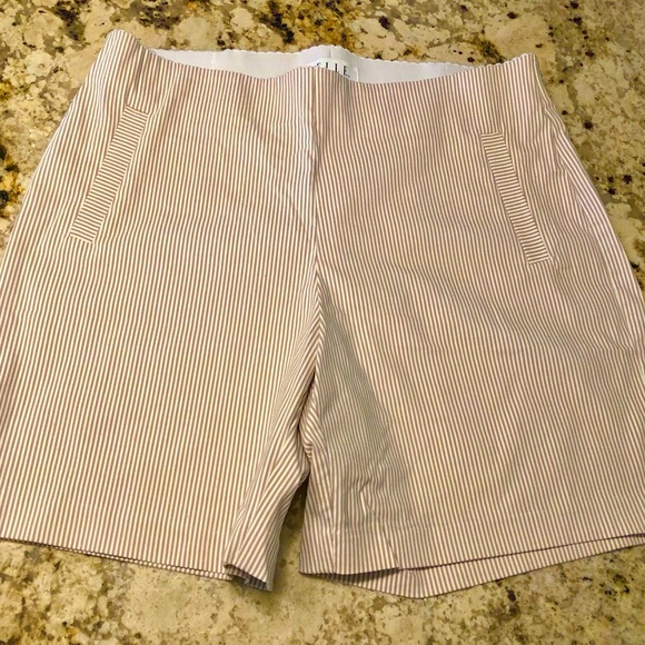 Elle Pants - ELLE stretchy tan and white striped shorts. Flattering fit faux pockets size L
